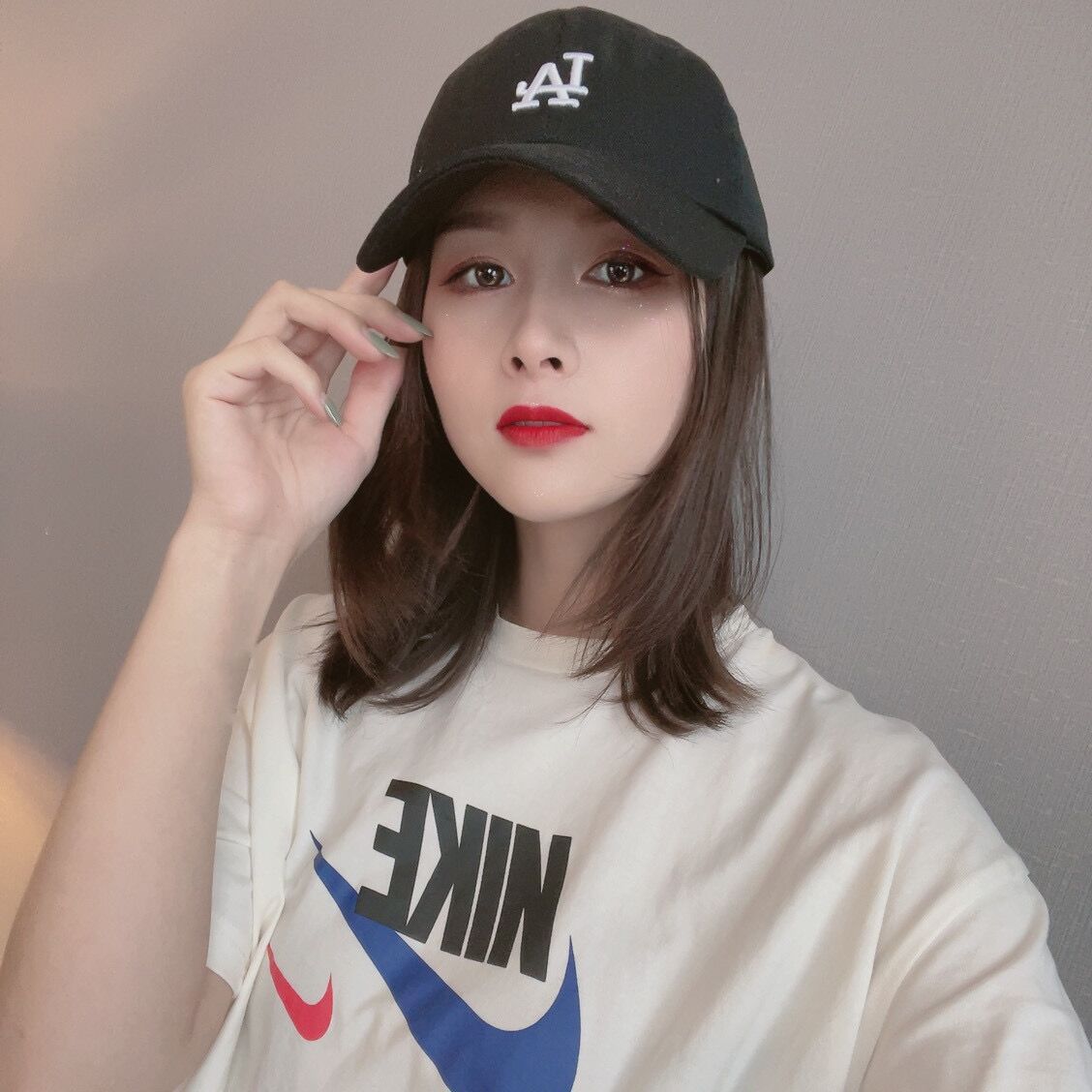 With One Female Fashion Peaked Cap Collarbone Wig Short Straight Hair