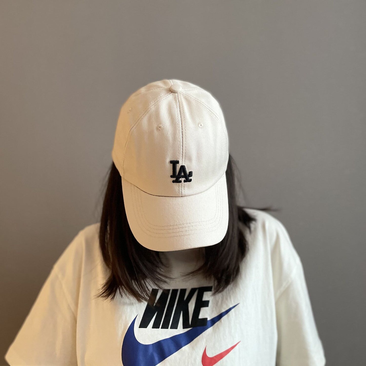 With One Female Fashion Peaked Cap Collarbone Wig Short Straight Hair