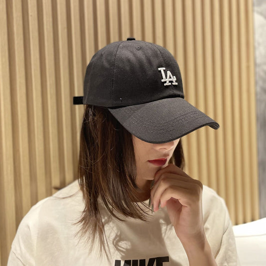 With One Female Fashion Peaked Cap Collarbone Wig Short Straight Hair